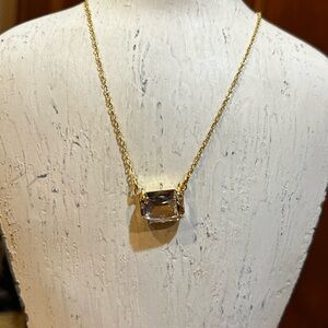 Elegant 18K Gold Necklace with Crystal